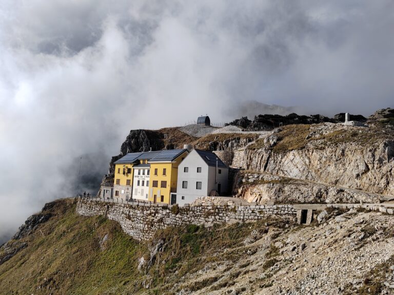 Kopija dokumenta Rifugio Papa 1928 m